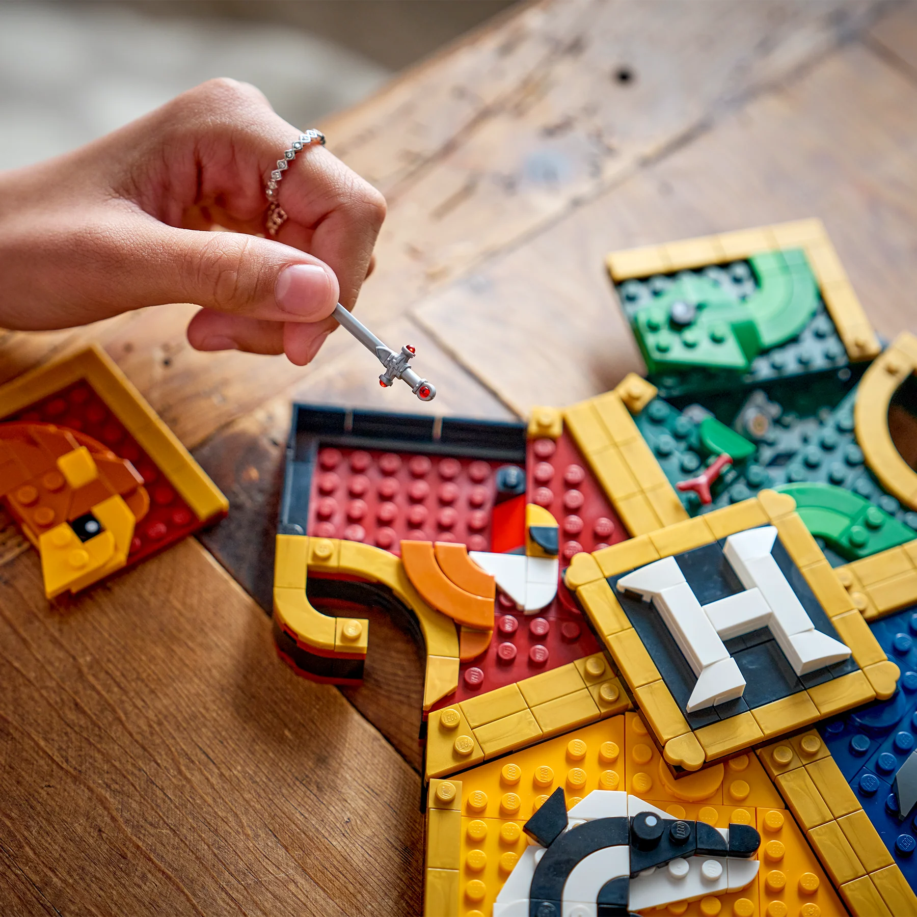 Hogwarts House Crest LEGO - Image 5